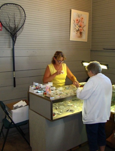 2009-06-13 Debby Lu in charge of jewelry display. DSC00463.jpg
